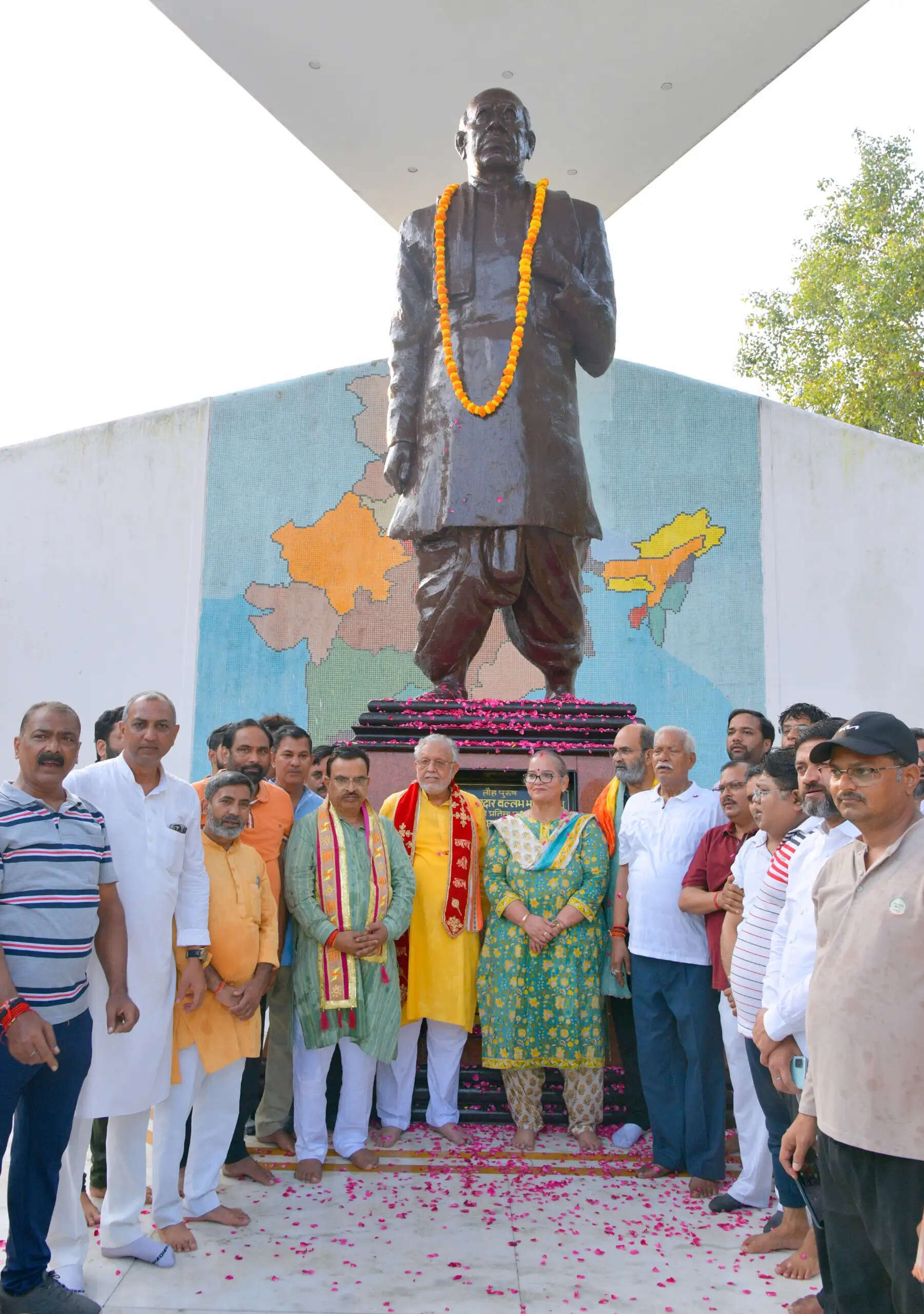 वित्त मंत्री सुरेश कुमार खन्ना ने महापुरुषों की प्रतिमाओं की सफाई कर अर्पित की पुष्पांजलि