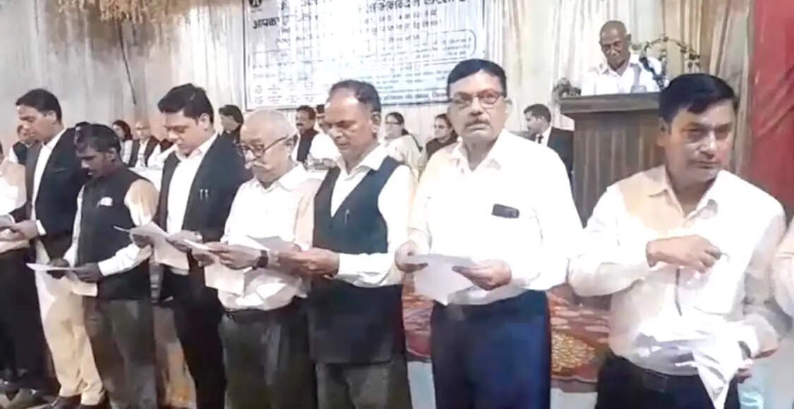 लक्सर अधिवक्ता संघ को मिला नया नेतृत्व, जिला जज नरेंद्र दत्त ने दिलाई शपथ