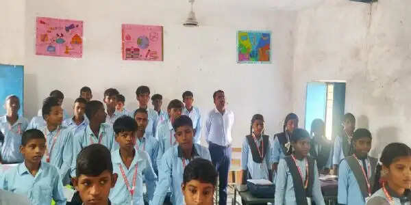 कक्षा में अचानक आकर बच्चों के बीच बैठ गए कलेक्टर, बोले- आज मैं भी छात्र हूं