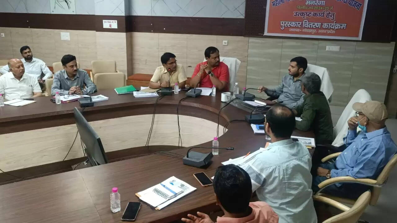 नवागत सीडीओ ने किया जनकल्याणकरी योजनाओं के प्रगति की समीक्षा