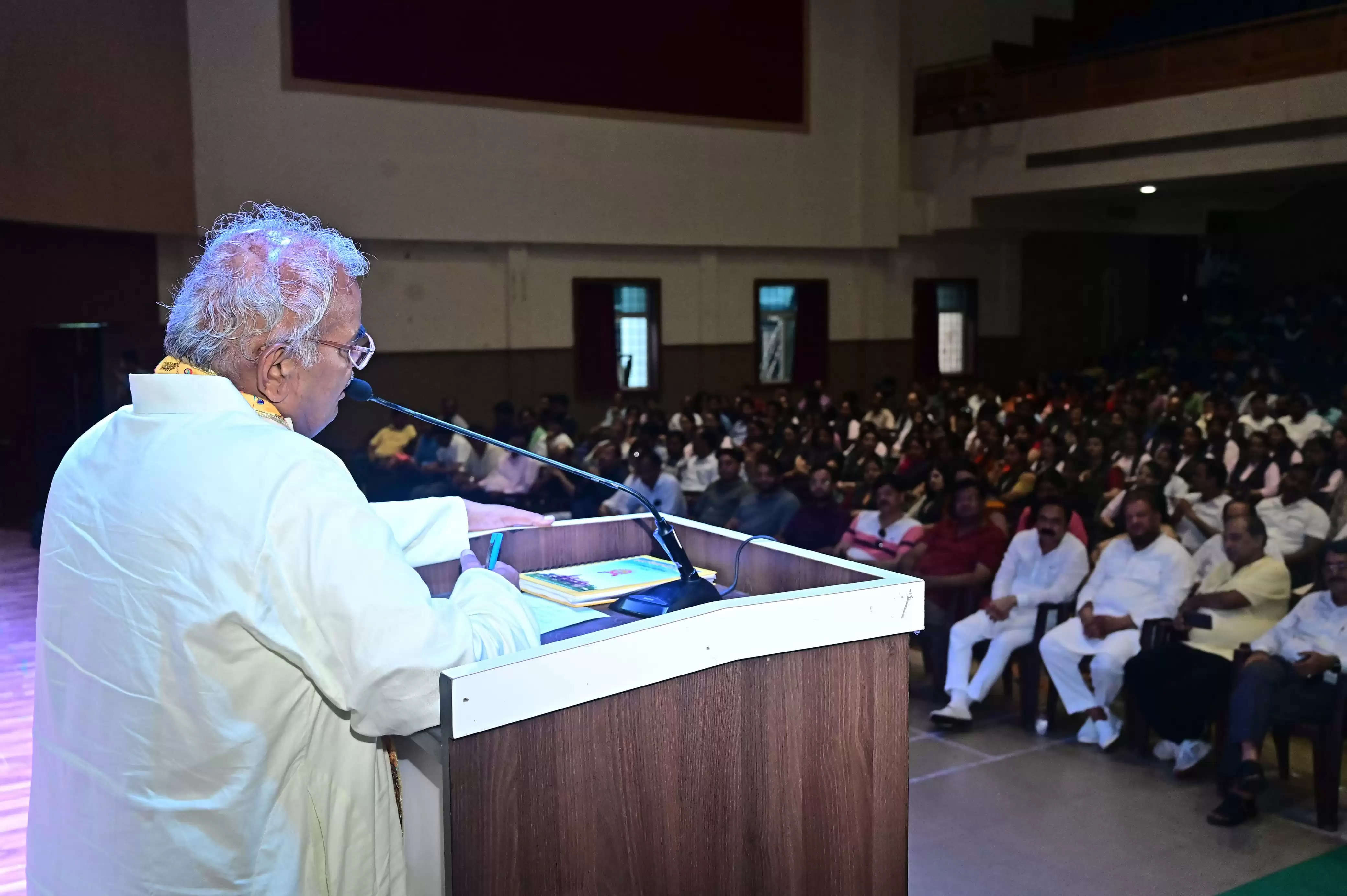 मिलकर पेड़ लगायें, धरती मां का कर्ज चुकाएं- शिक्षा मंत्री