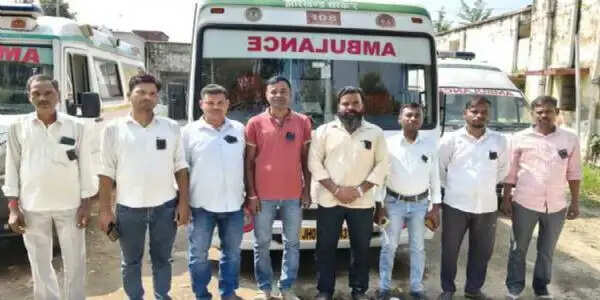 108 एंबुलेंस कर्मचारियों का आंदोलन दूसरे दिन भी जारी, काला बिल्ला लगाकर जताया विरोध