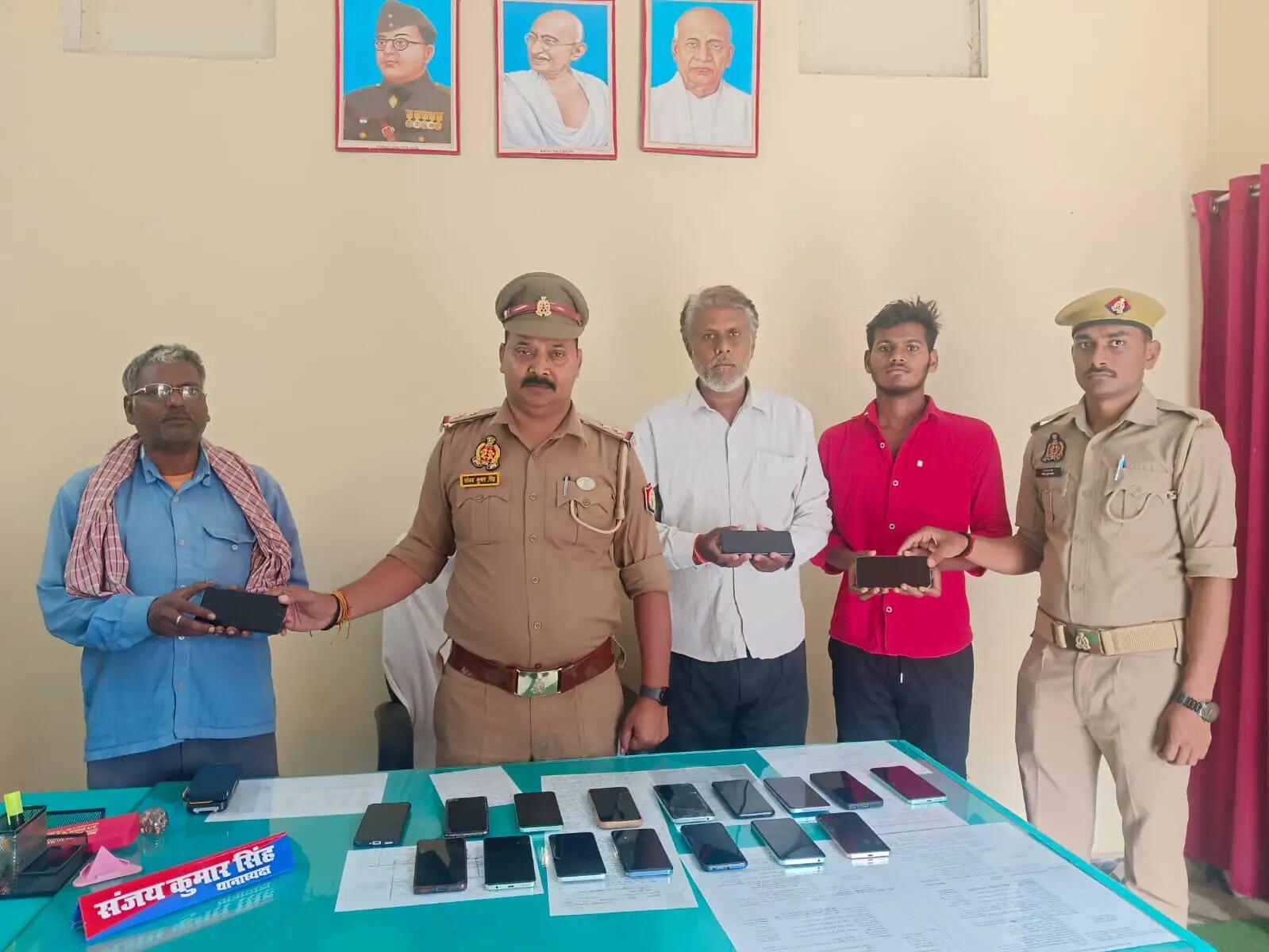 पुलिस ने 19 गुम मोबाइल बरामद कर स्वामियों को लौटाया