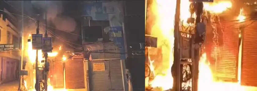 मथुरा : शार्ट सर्किट से तीन मंजिला दाेना पत्तल की दुकान में लगी आग