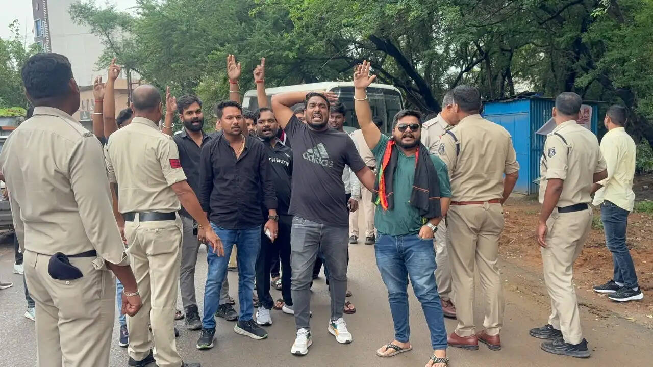 कोरबा में उपमुख्यमंत्री अरुण साव को एनएसयूआई और युवा कांग्रेस ने दिखाए काले झंडे, कई कार्यकर्ता हिरासत में