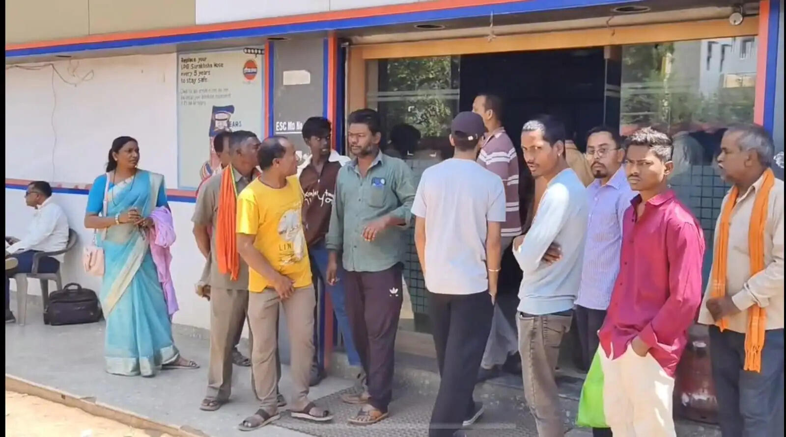 गैस सिलेंडर लेने उमड़ी भीड़, एजेंसियों में लगी लंबी कतारें