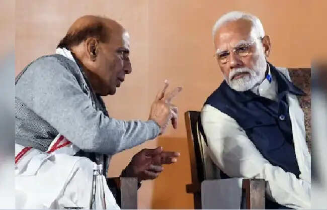 रक्षा मंत्री ने&nbsp;प्रधानमंत्री को 40 मिनट में दी&nbsp;जम्मू-कश्मीर&nbsp;में सुरक्षा स्थिति की जानकारी