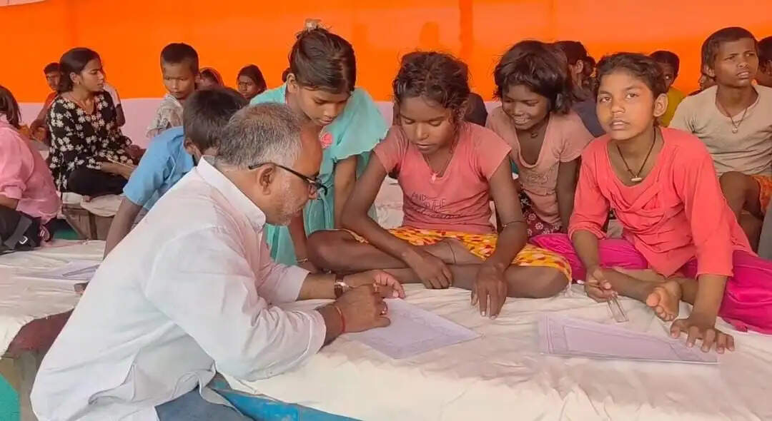 आपदा में कला की बहार, भागलपुर राहत शिविर में मंजूषा पेंटिंग सीख रहे बाढ़ प्रभावित बच्चे
