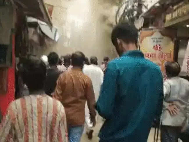 भोपाल के चौक बाजार में कपड़ा शोरूम में आग, दमकल पहुंचने में 40 मिनट की देरी, व्यापारियों ने बुझाई लपटें