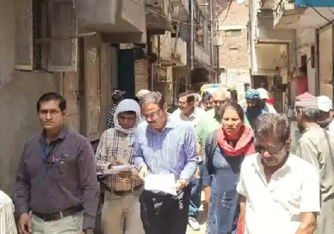 भोपालः यूनियन कार्बाइड फैक्ट्री के आसपास के इलाकों में पानी की जांच करने पहुंची टीम