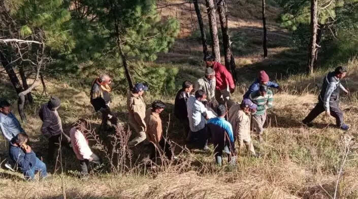 द्वाराहाट‌ के जैतोली में खाई मे गिरी मैक्स, एक की मौत 3 घायल