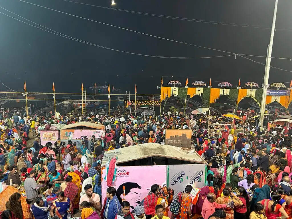 वाराणसी में कार्तिक पूर्णिमा पर लाखों श्रद्धालुओं ने किया गंगा स्नान