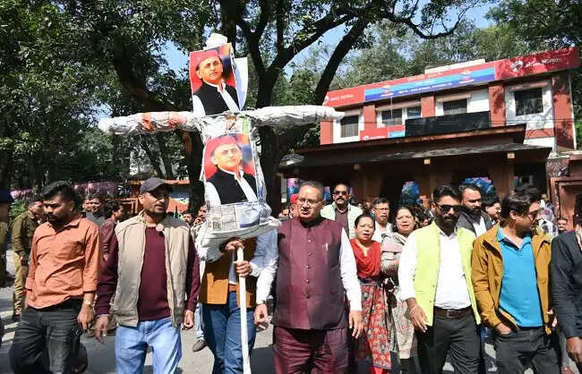 अखिलेश यादव का फूंका पुतला,गणेश जोशी बोले-मांगे माफी