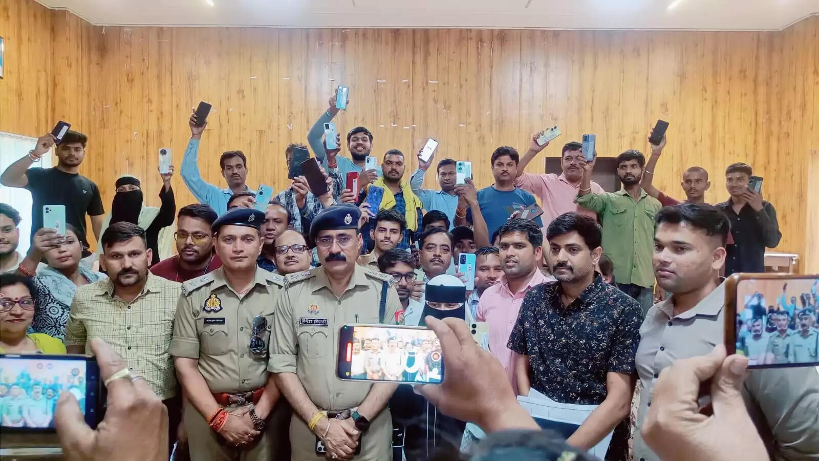 सर्विलांस टीम ने करीब 20 लाख रुपये की कीमत के खोये हुए 100 मोबाइल स्वामियाें काे लौटाए