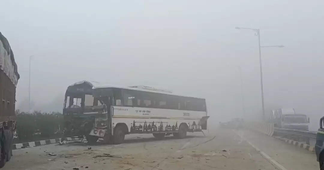 घने कोहरे के कारण कई गाड़ियां आपस में टकराई दो की मौत 16 घायल।