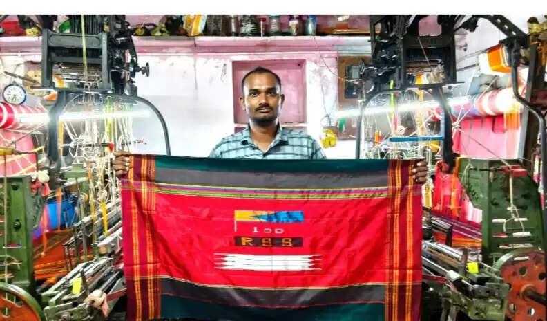 कर्नाटक के बुनकर ने बनाई अनोखी साड़ी, पल्लू व बार्डर पर लिखा 'आरएसएस 100'