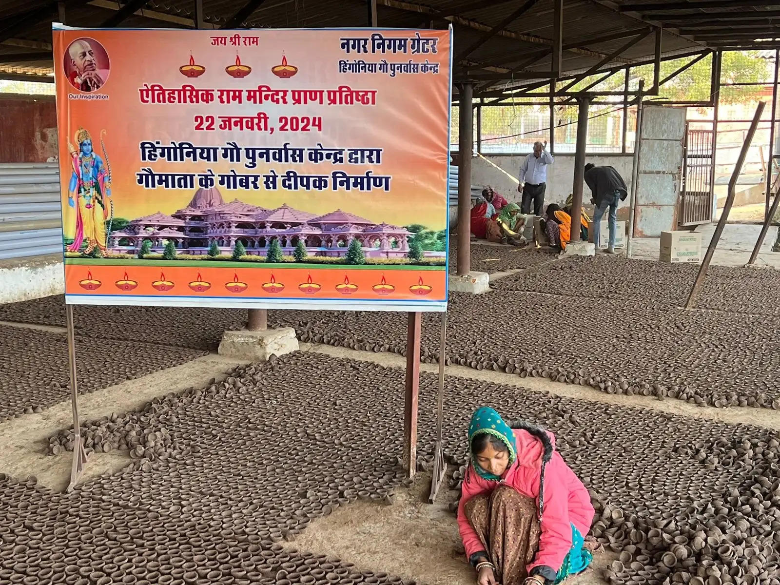 जयपुर में राम मंदिर के लिए बनाये जा रहे हैं गाय के गोबर से लाखों दीपक