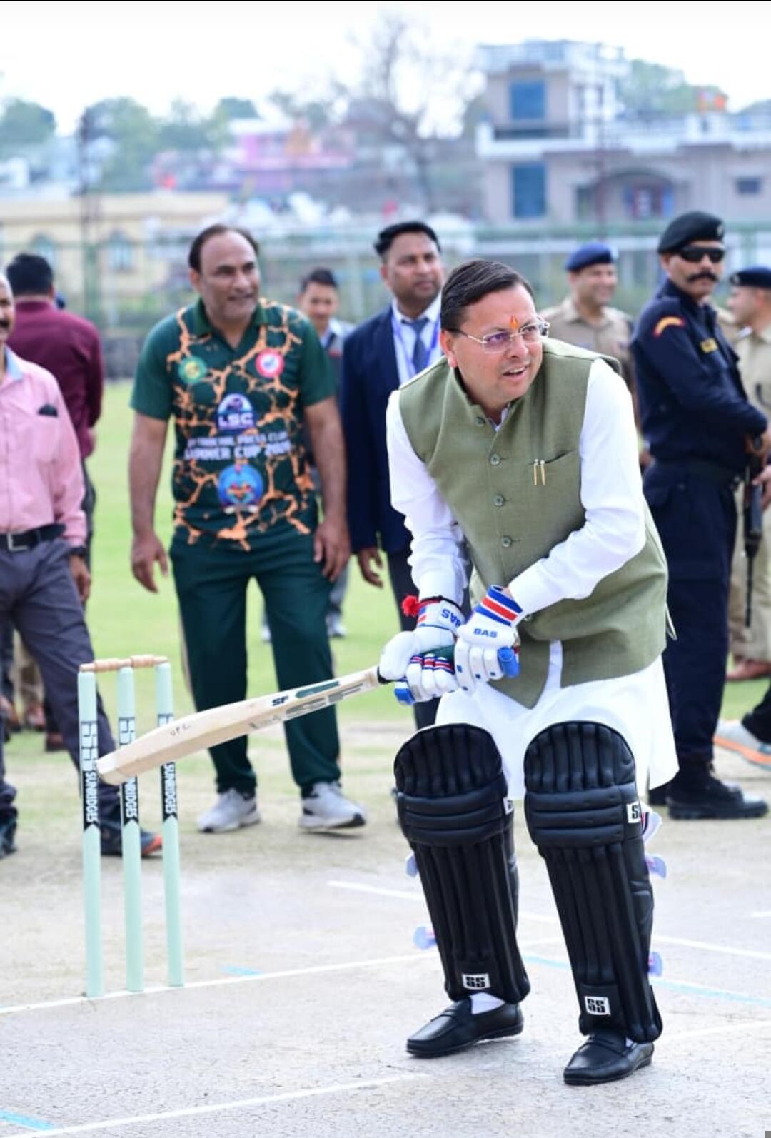 मुख्यमंत्री धामी ने क्रिकेट खेलकर मंजुल सिंह मांजिला स्मृति अंतर क्रिकेट टूर्नामेंट का किया शुभारंभ