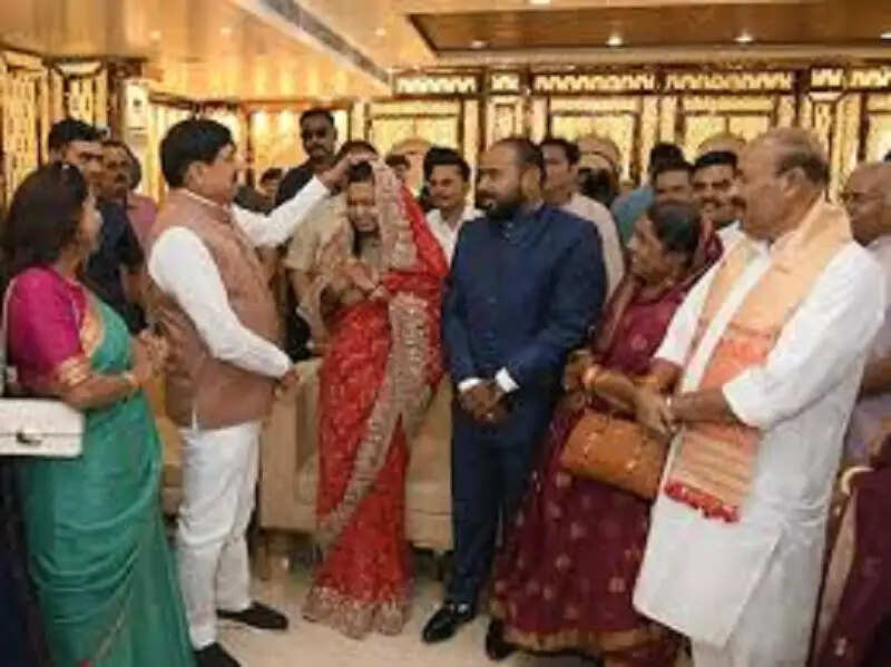 सागर में केंद्रीय मंत्री वीरेंद्र कुमार के पुत्र के विवाह समारोह में शामिल हुए मुख्यमंत्री डॉ. यादव, नवविवाहित जोड़े को दिया आशीर्वाद