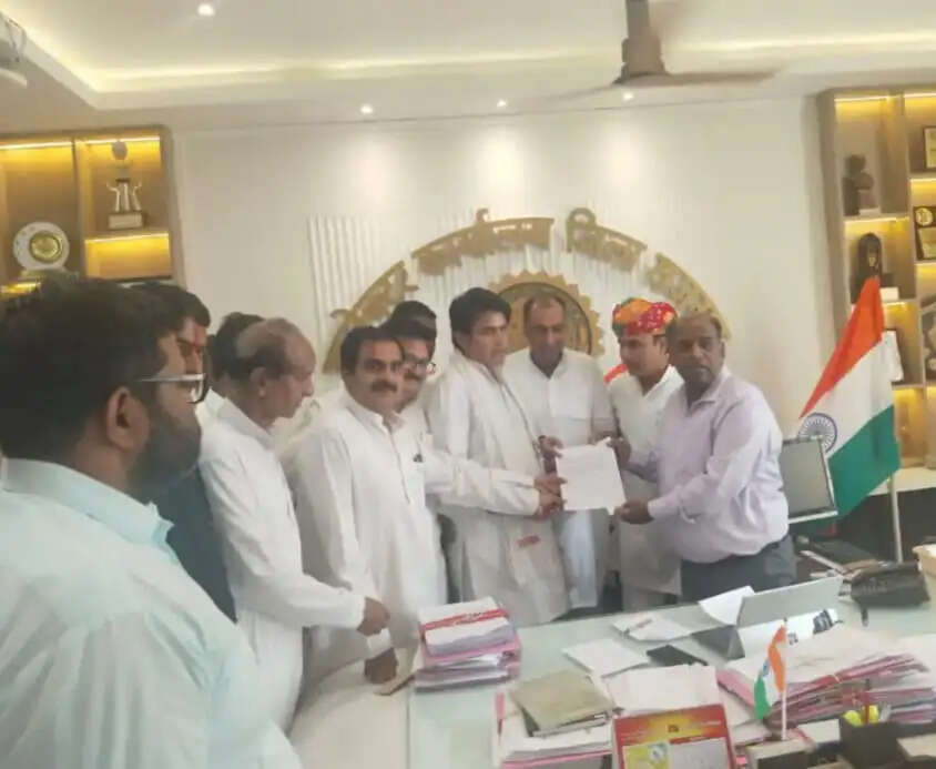 राजगढ़ः सिंदूरिया में खरीदी केन्द्र खोलने की मांग तेज, कांग्रेस ने कलेक्टर को सौंपा ज्ञापन