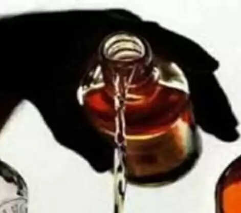 पहले मासूम बेटी को पिलाया, फिर मां ने खुद पी लिया कीटनाशक, वाराणसी ट्रॉमा सेंटर में दोनों की मौत