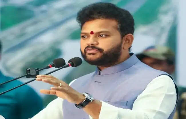 विमान ईंधन की ऊंची कीमतों को लेकर एयरलाइन, तेल कंपनियों से बातचीत जारी: नागरिक उड्डयन मंत्री