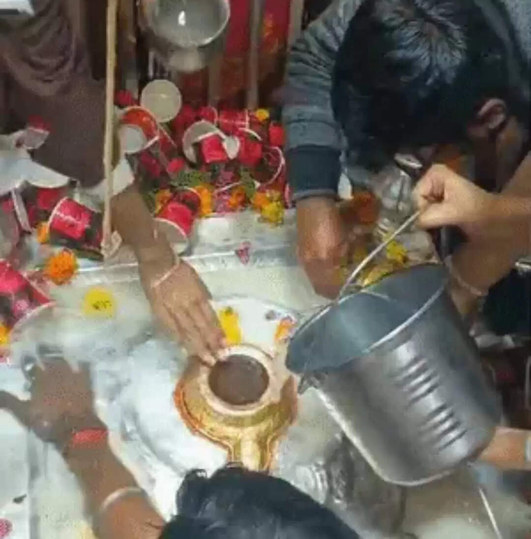 नव वर्ष 2026 के पहले दिन मंदिरों में उमड़ा आस्था का जनसैलाब