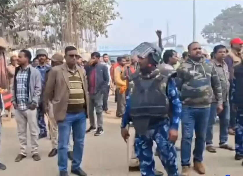 एकमा नगर पंचायत में चला प्रशासन का बुलडोजर