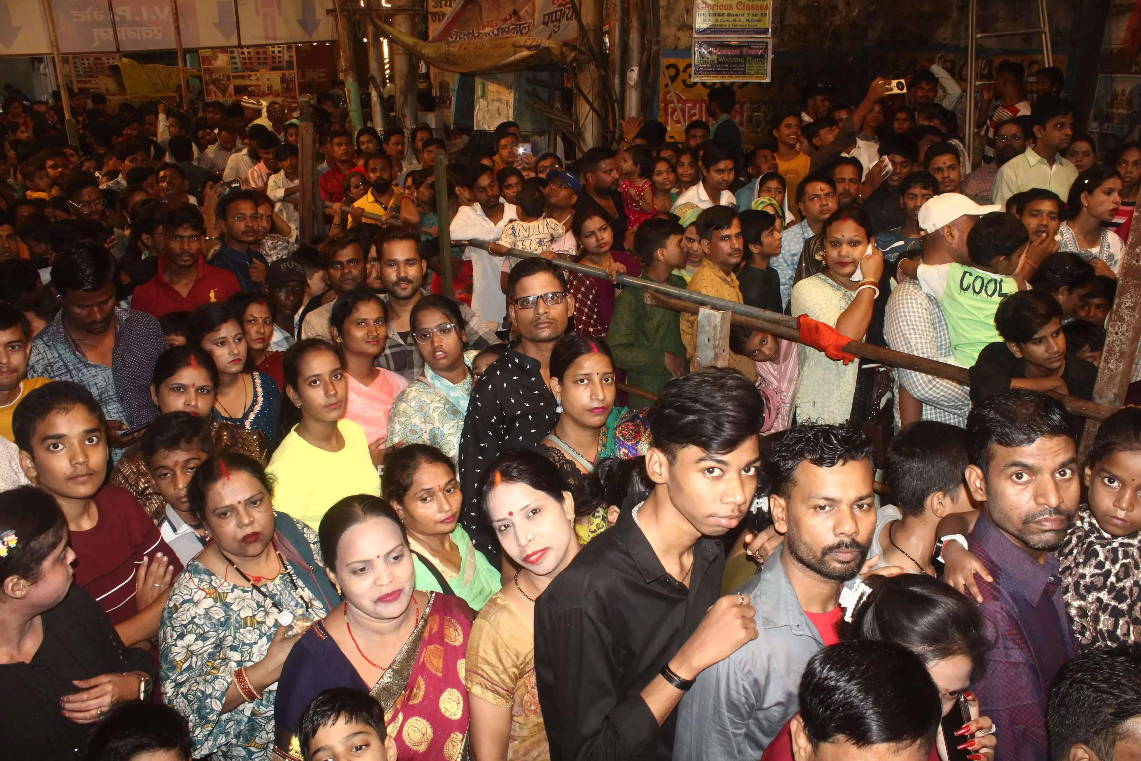 महाअष्टमी पर्व पर काशी में दिखा मिनी बंगाल का नजारा, दुर्गा पूजा पंडालों में श्रद्धालुओं का रेला