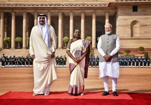 कतर के अमीर का भव्य स्वागत, राष्ट्रपति भवन में मिला गार्ड ऑफ ऑनर