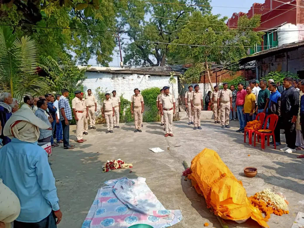 पाकुड़ में कार्यरत पलामू के पुलिस जवान की ब्रेन हेमरेज से मौत, आवास पर दी गई सलामी