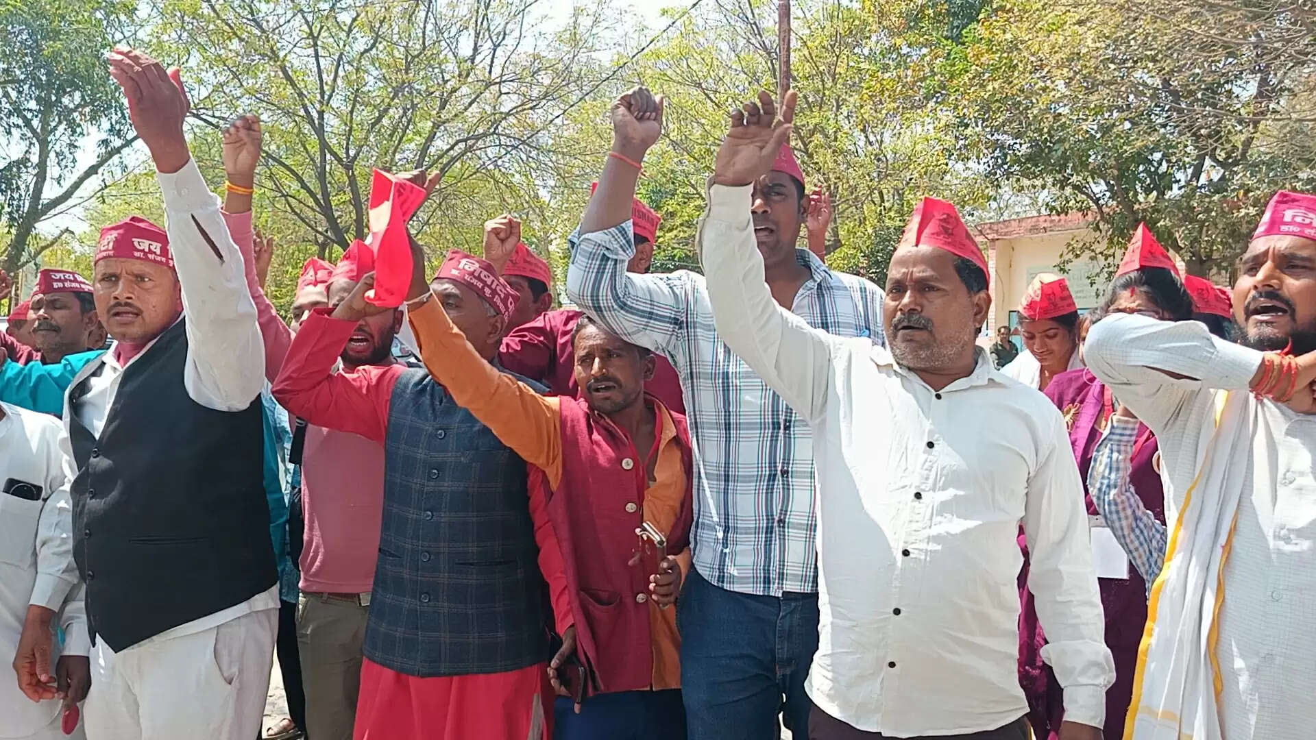 पूर्व सांसद फूलनदेवी के खिलाफ की गई अमर्यादित टिप्पणी को लेकर निषाद समाज ने जताया विरोध