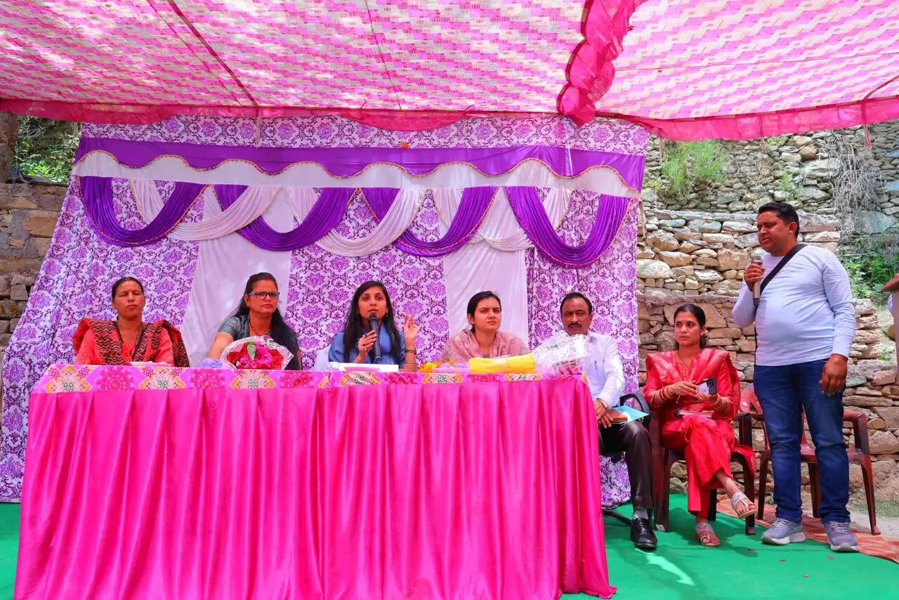 डीएम ने कमेड़ा गांव में चौपाल में आई समस्याएं हल करने के दिए निर्देश