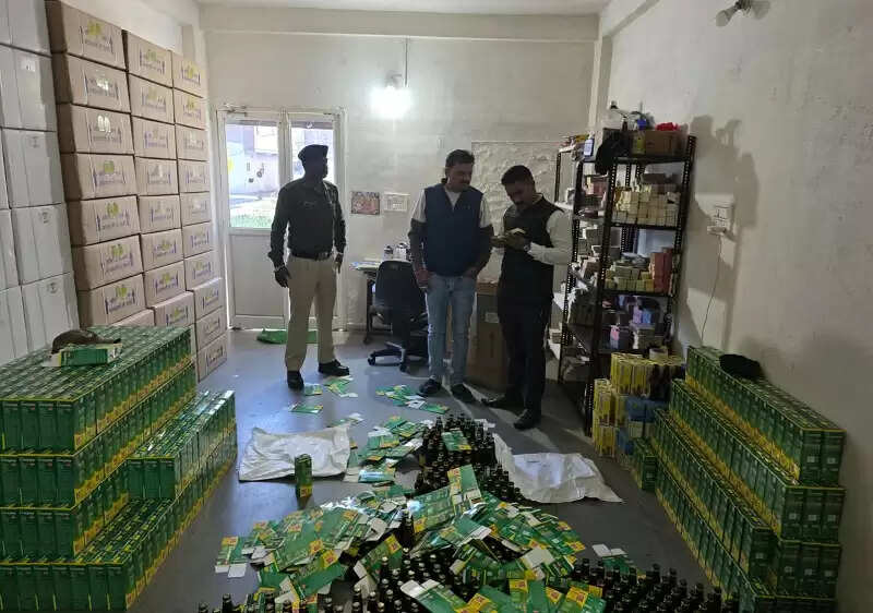 इंदौरः जिला प्रशासन की बड़ी कार्रवाई, आयुर्वेदिक दवा बनाने वाली अवैध फैक्ट्री की गई सील