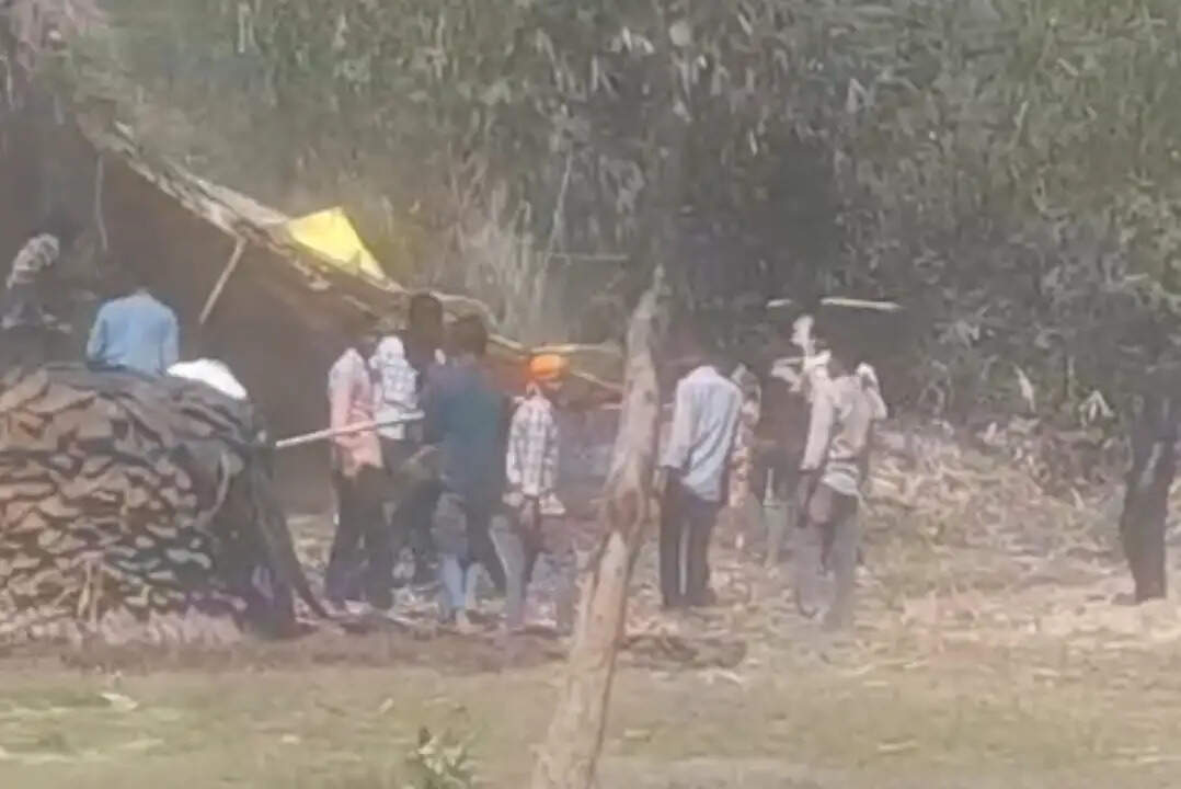 जौनपुर में दबंग लोगों ने घर में घुसकर की मारपीट, दाे महिलायें घायल