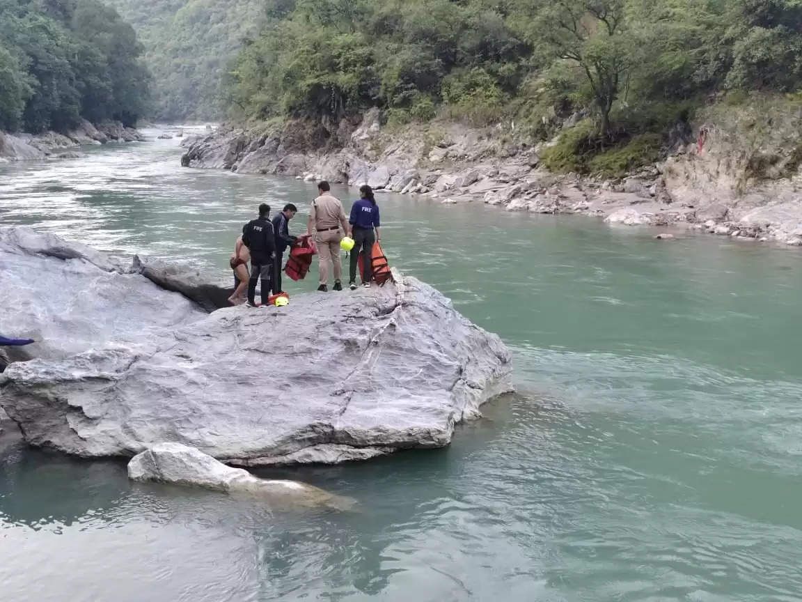 महिला ने सरयू नदी में लगाई छलांग,मौत