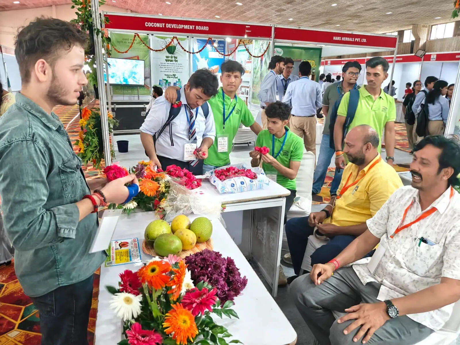 एक्सपो में छात्रों और युवाओं का दिखा उत्साह, कृषि उत्पाद बने आकर्षण