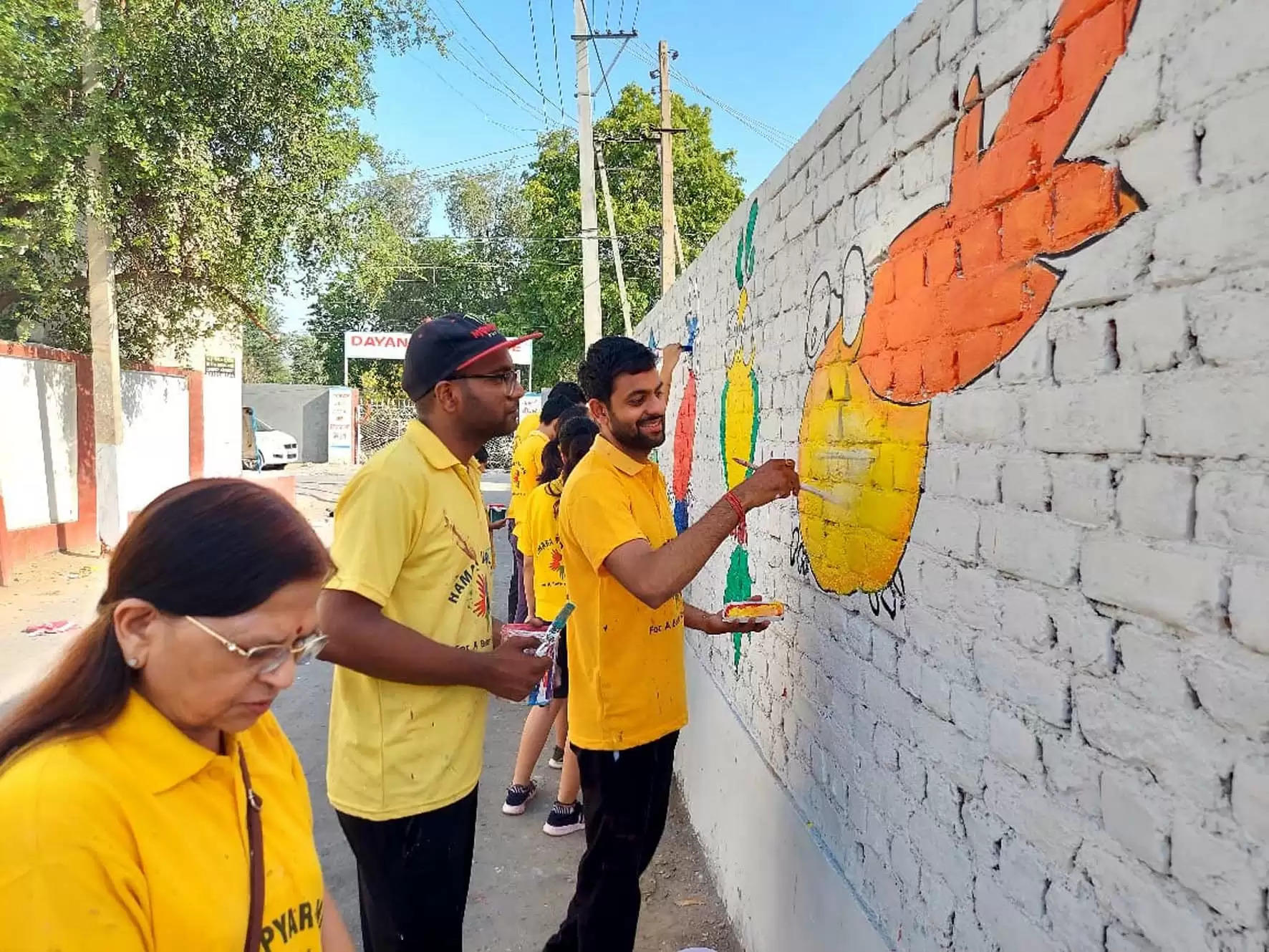 हिसार: हमारा प्यार हिसार' की टीम ने दीवार को सुंदर कलाकृतियों से सजाया