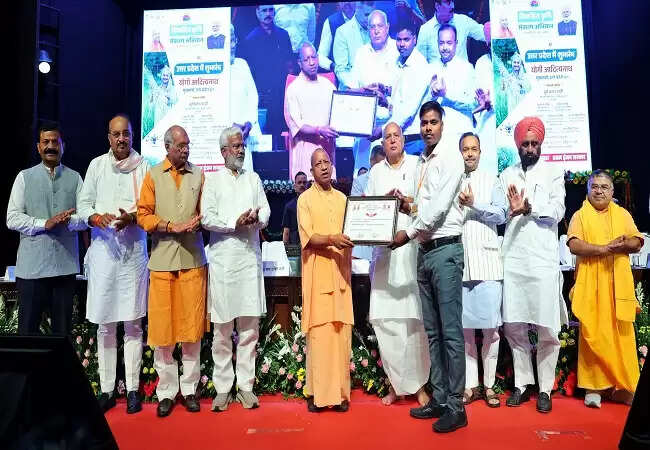 मुख्यमंत्री योगी ने यूपी में किया विकसित कृषि संकल्प अभियान का शुभारंभ