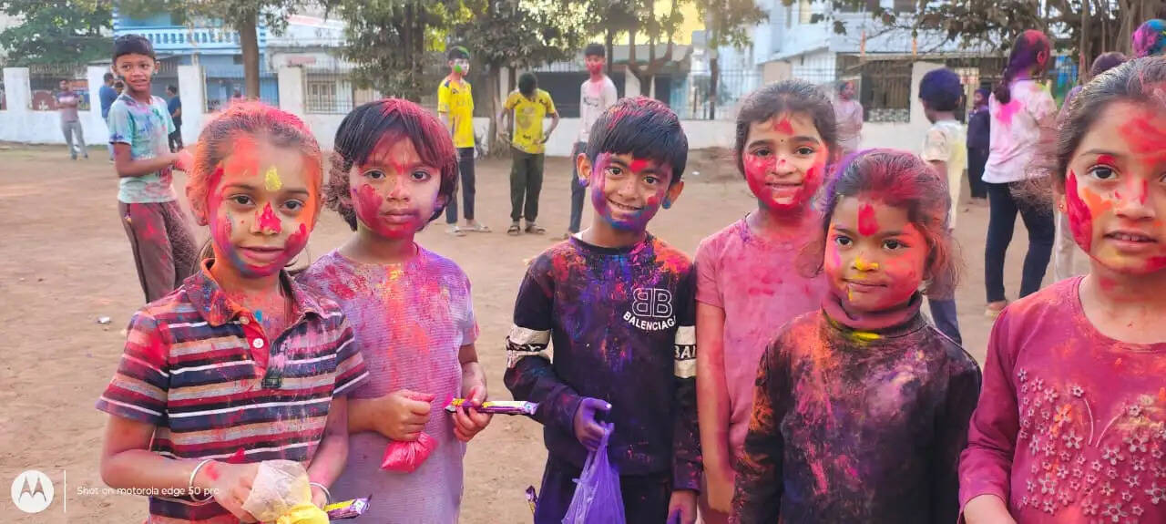 होली में खूब उड़ेगा रंग गुलाल, होलिका दहन में दिखा उत्साह