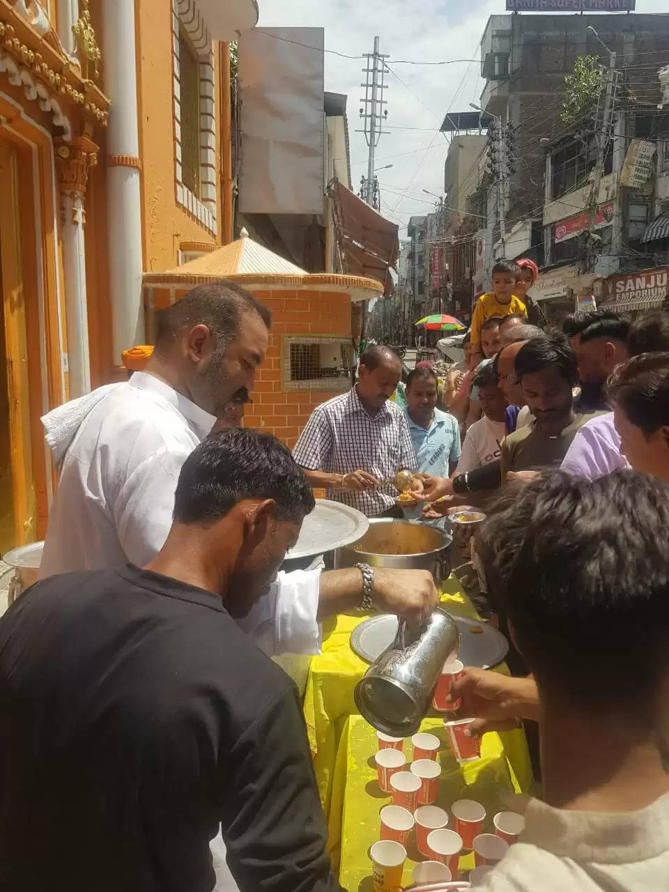 धर्मार्थ ट्रस्ट ने श्री रघुनाथजी मंदिर में छबील लगाकर निर्जला एकादशी मनाई