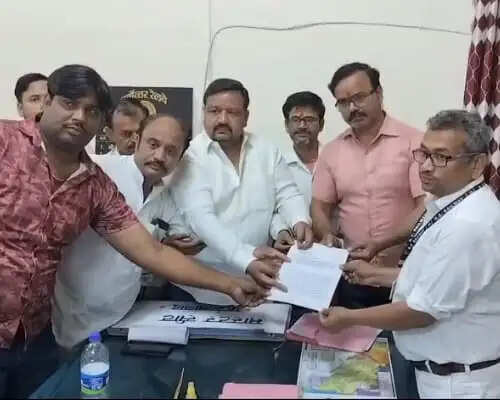 फर्रुखाबाद में कालिंदी एक्सप्रेस के रूट परिवर्तन को लेकर स्टेशन अधीक्षक को ज्ञापन सौंपा