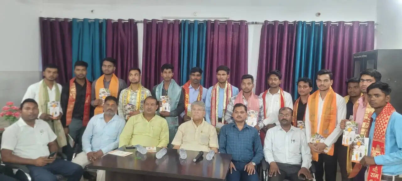 विधायक वेद गुप्ता ने छात्रावास में सम्पर्क कर छात्रों को किया सम्मानित