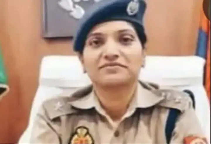 फर्रुखाबाद जिले के संकिसा चौकी प्रभारी सहित चार पुलिस कर्मी लाइन हाजिर