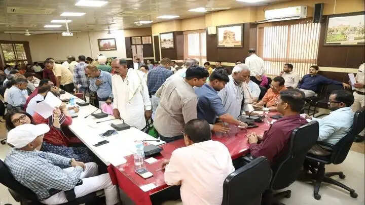 ग्वालियरः अधिकारियों ने जन-सुनवाई में सुनी 104 लोगों की समस्या