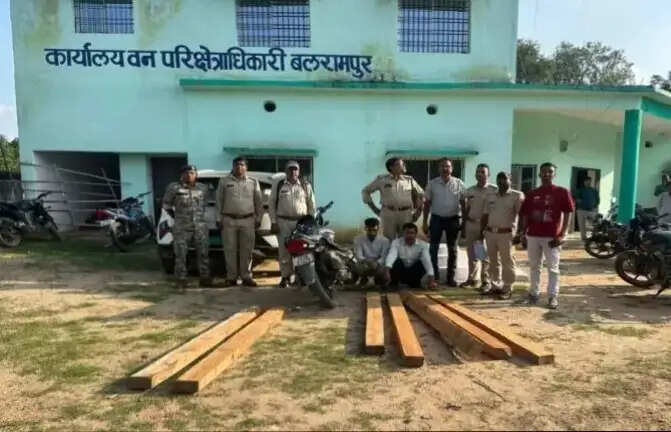 बलरामपुर में मोटरसाइकिल पर लकड़ी ले जा रहे दो गिरफ्तार, वाहन भी जब्त