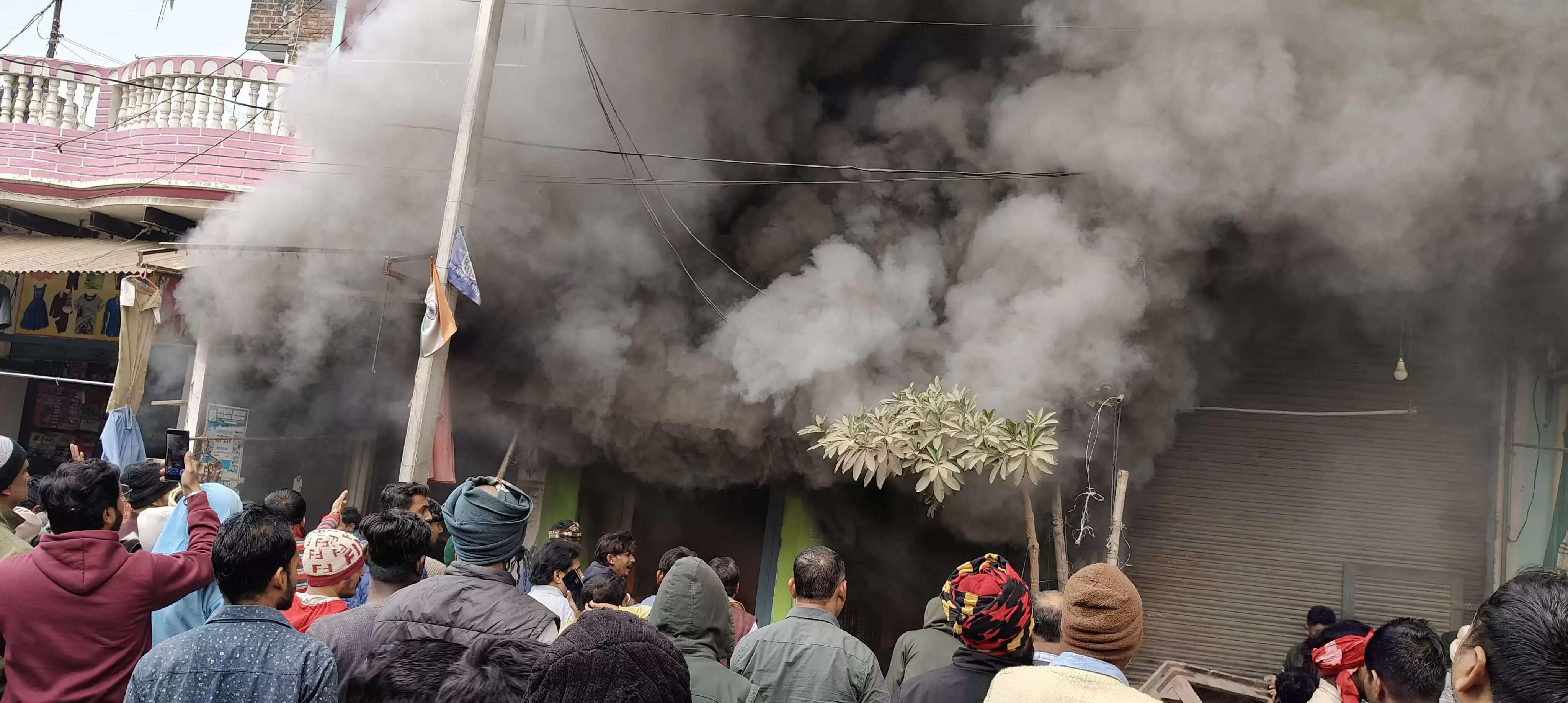 जौनपुर में भीषण आग से तीन मकान और दुकान जलकर खाक, लाखाें का नुकसान