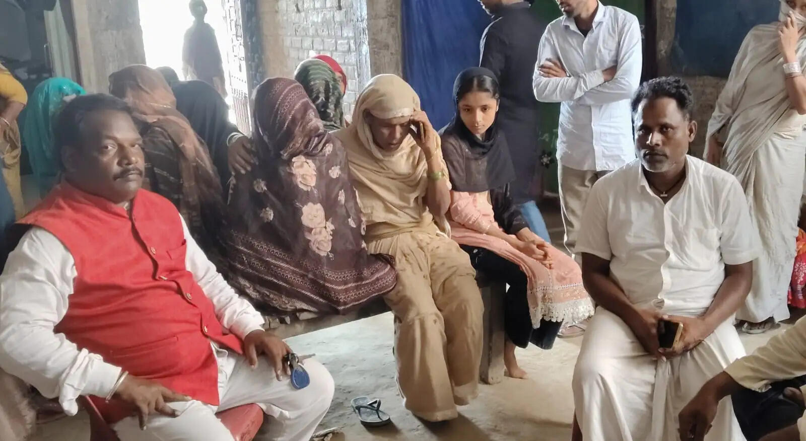 नोएडा में रमई के ग्रामीण की हत्या के बाद शव पहुंचा गांव,किया गया सुपुर्दे ए खाक