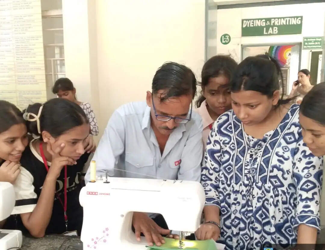 आधुनिक सिलाई तकनीक से उद्योग के लिए तैयार होंगे विद्यार्थी : डॉ. सीमा सोनकर