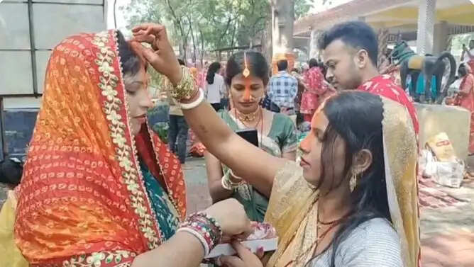बट सावित्री व्रत पर भक्ति में डूबा जमशेदपुर, सुहागिन महिलाओं ने वट वृक्ष की पूजा कर मांगा अखंड सौभाग्य